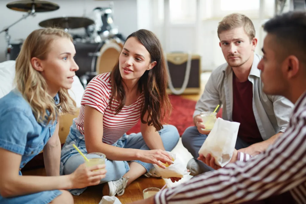 Grupo de personas hablando